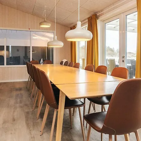 18 Person In Feriehus Løkken