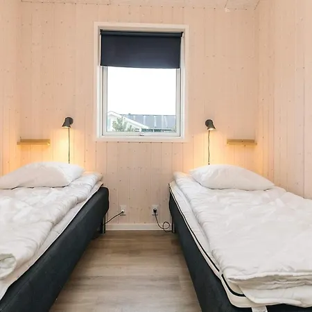 18 Person In Feriehus Løkken