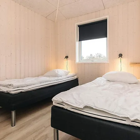 18 Person In Feriehus Løkken